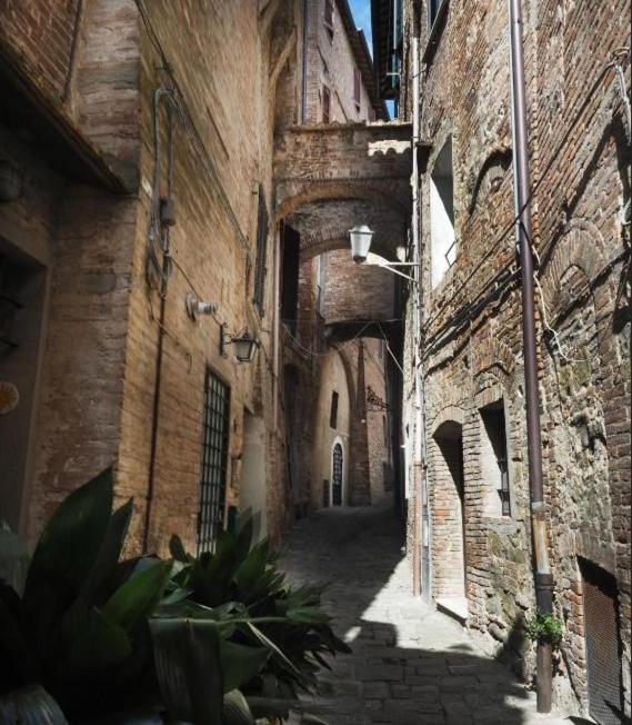 Azzi B&B Comfortably, In The Quietness Of The Perugia Historical Centre Bagian luar foto