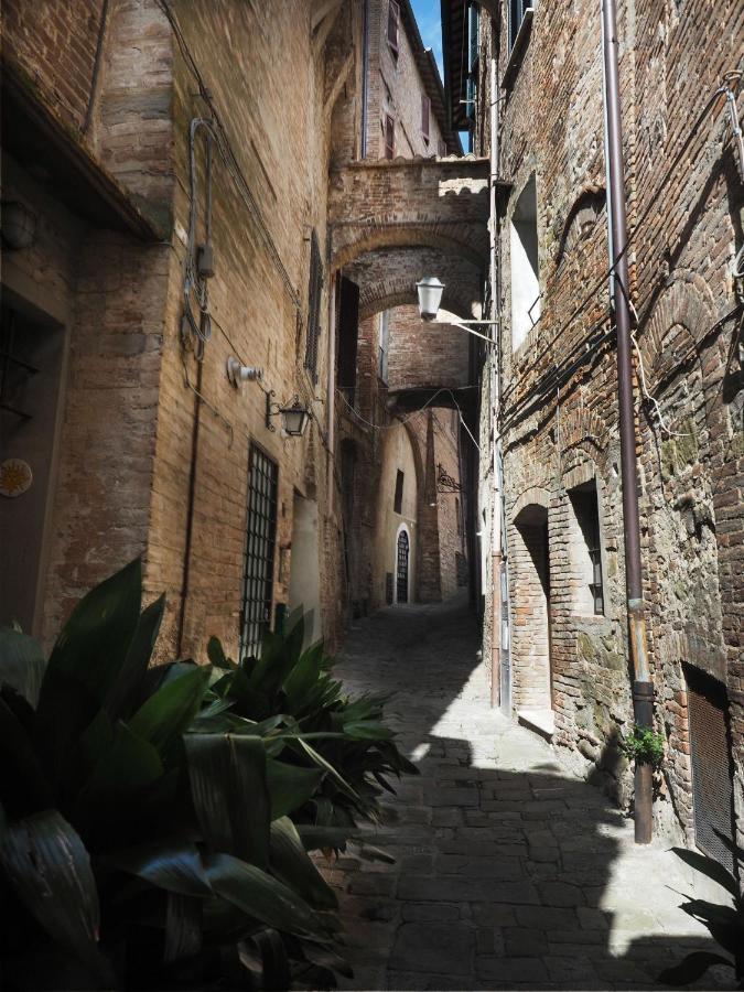 Azzi B&B Comfortably, In The Quietness Of The Perugia Historical Centre Bagian luar foto